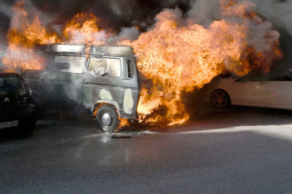 Der Volkswagen T3 brannte vollständig aus.