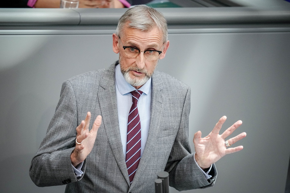Sachsen-Innenminister Armin Schuster (62, CDU) will die Lage im Griff haben - kann aber nicht entwarnen.
