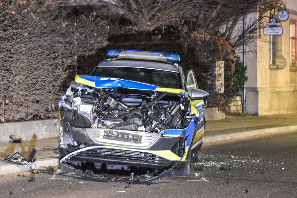 Mehrere Streifenwagen wurden bei der Verfolgungsfahrt beschädigt.