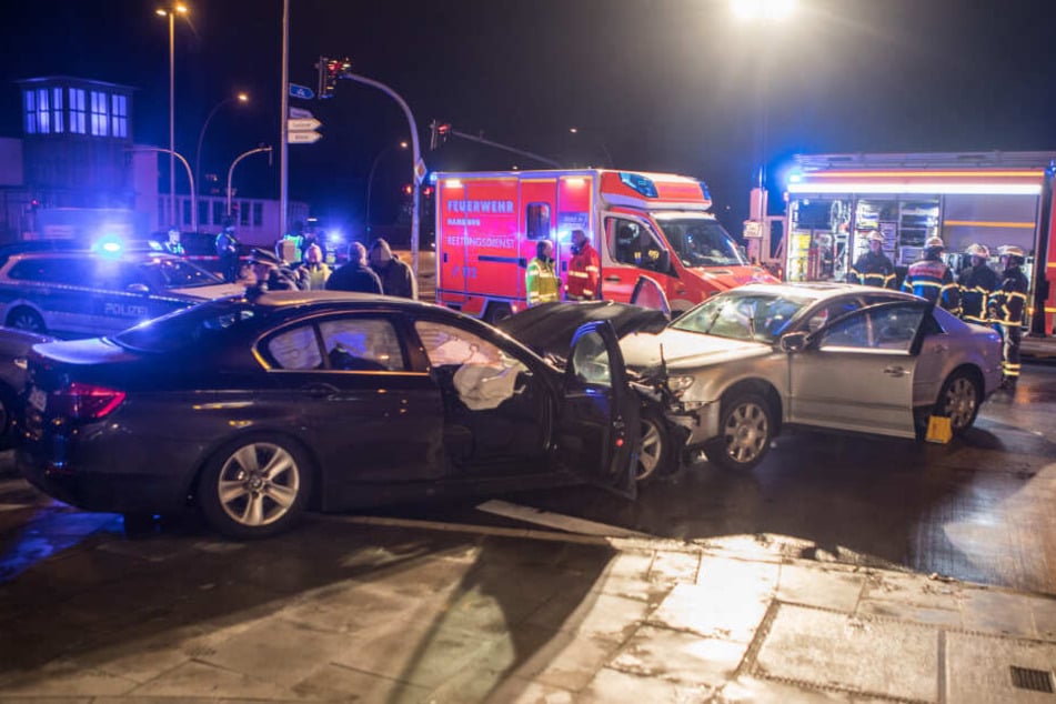 Zahlreiche Rettungskräfte waren am Unfallort im Einsatz.