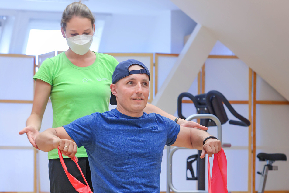 Sportwissenschaftlerin Nadine Giesemann (29) bei der therapeutischen Sportbegleitung des Krebs-Patienten Jan Goldenbogen (38): Die Erlöse des Laufs kommen dem Sporttherapeutischen Zentrum am NCT/UCC zugute.