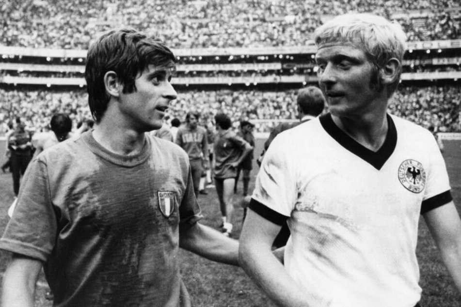 Karl-Heinz Schnellinger (r) mit Gianni Rivera nach dem legendären WM-Halbfinale 1970 gegen Italien (3:4 n. V.).