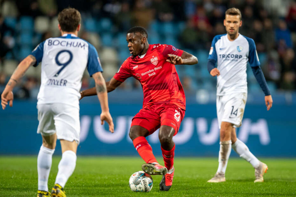 Stuttgarts Orel Mangala (Mitte) läuft mit dem Ball am Fuß.
