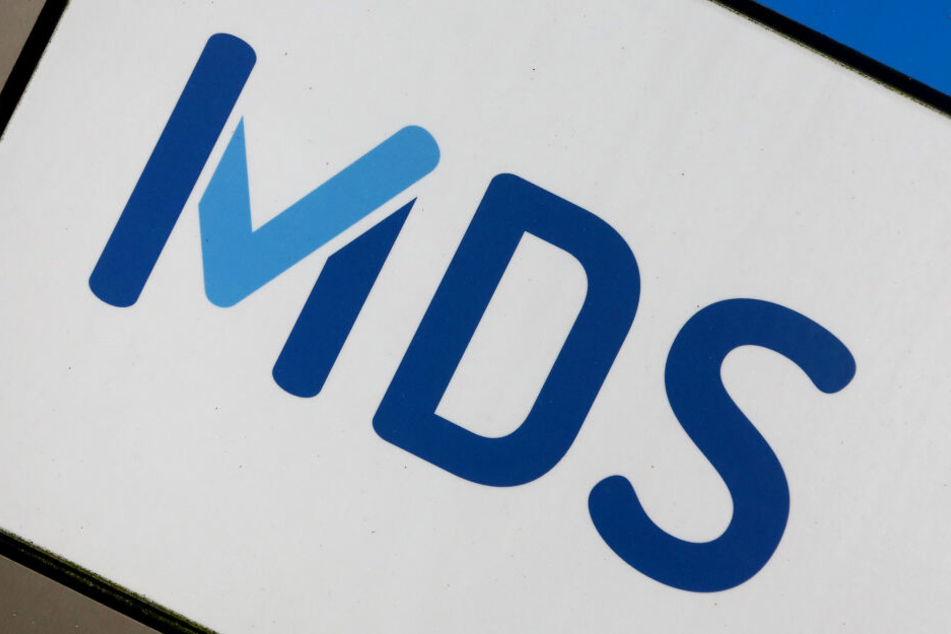 Das Firmenschild vom Medizinischen Dienst des Spitzenverbandes Bund der Krankenkassen.