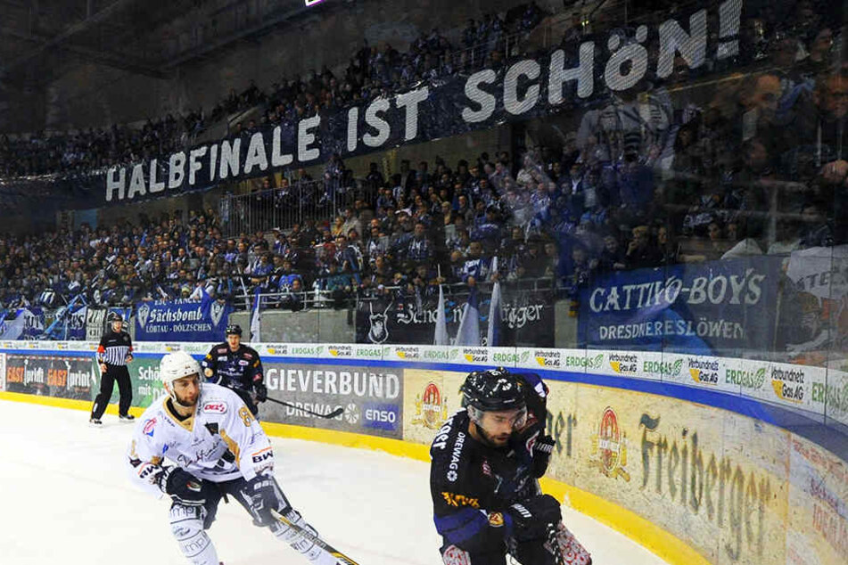 Letztes Jahr erzürnte sich Stewart über dieses Plakat, diese Saison wäre er über den Halbfinaleinzug froh.