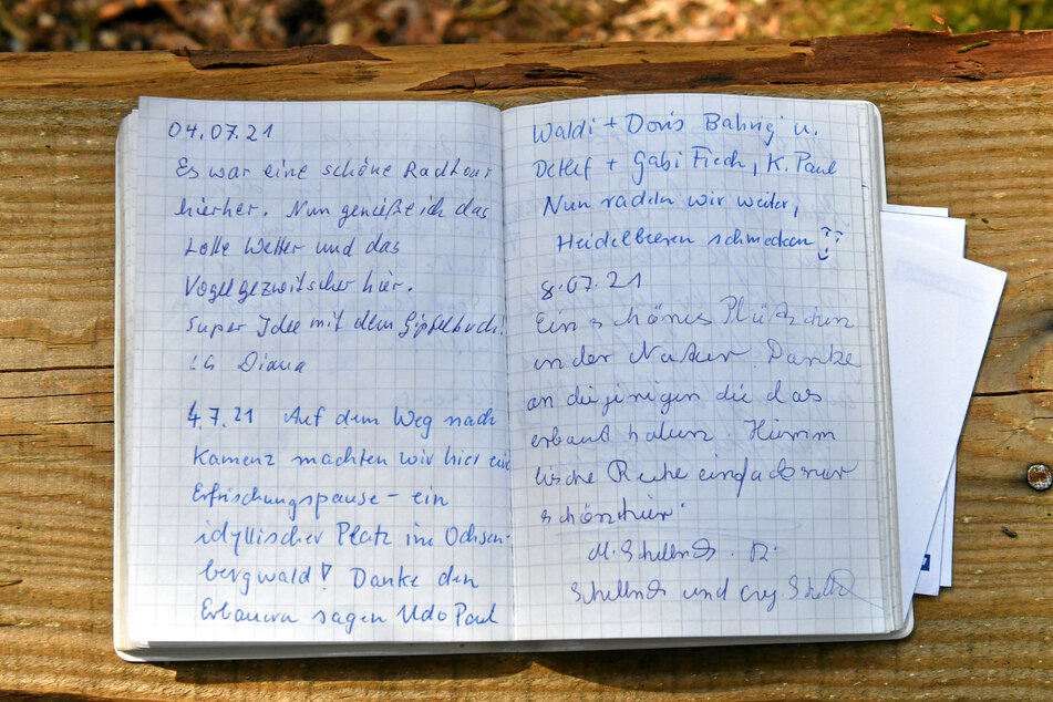 Schon viele Wanderer und Naturfreunde verewigten sich im Gipfelbuch.