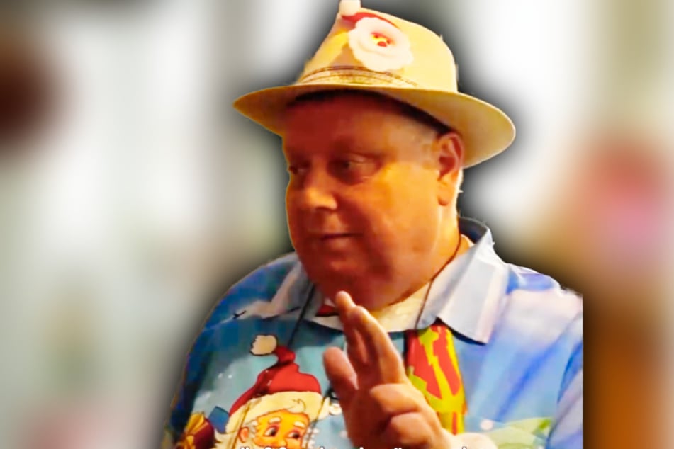 Michael Baumann (62) ist als Kleingartensheriff auf dem Weihnachtsmarkt unterwegs.