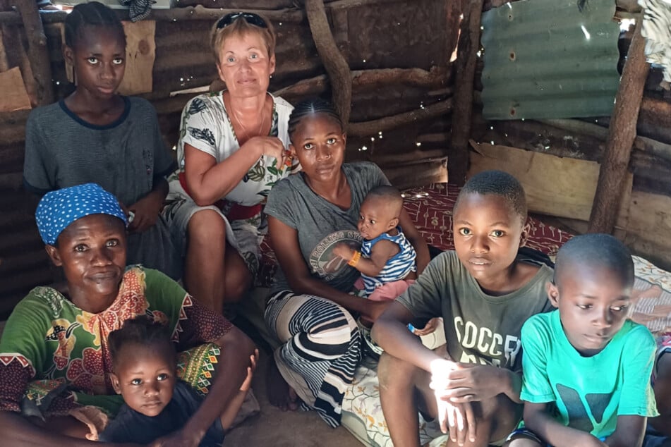Diese Familie lebt jetzt in einem neuen vom Verein finanzierten Haus: Dr. Steffi Löffler besucht sie zuvor in ihrer ärmlichen Hütte.