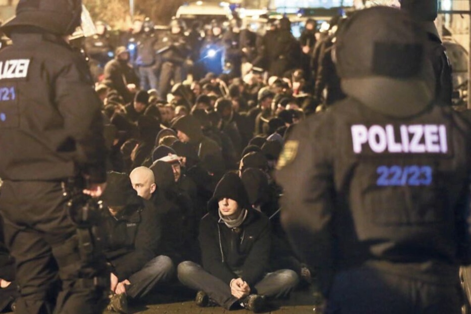 Im Januar 2016 war ein Mob von Neonazis und Hooligans durch Connewitz gezogen.
