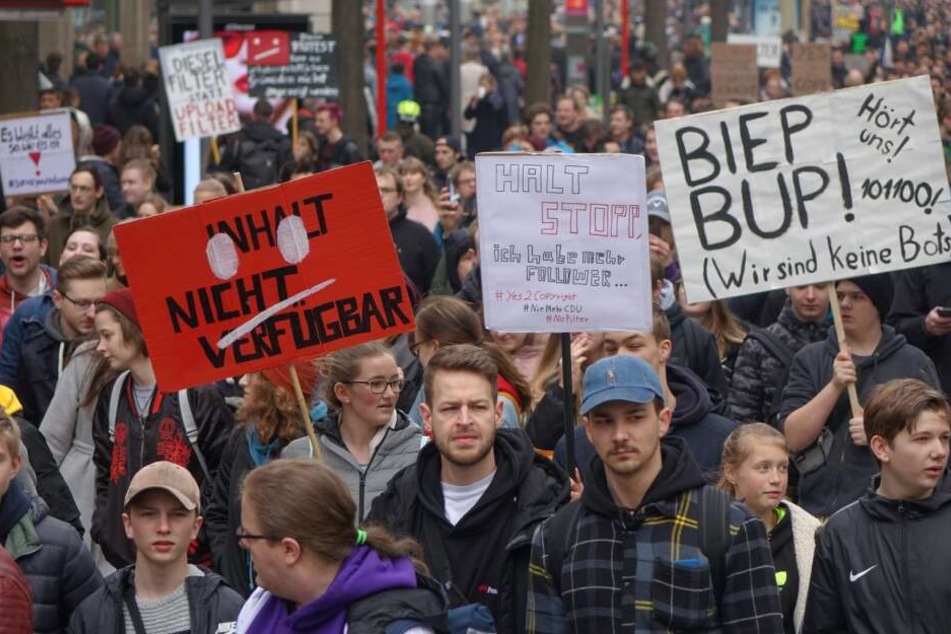 Etwa 7000 Menschen demonstrieten in der Innenstadt von Hamburg gegen die Reform des Artikels 13 gegen die EU-Reform des Urheberrechts.