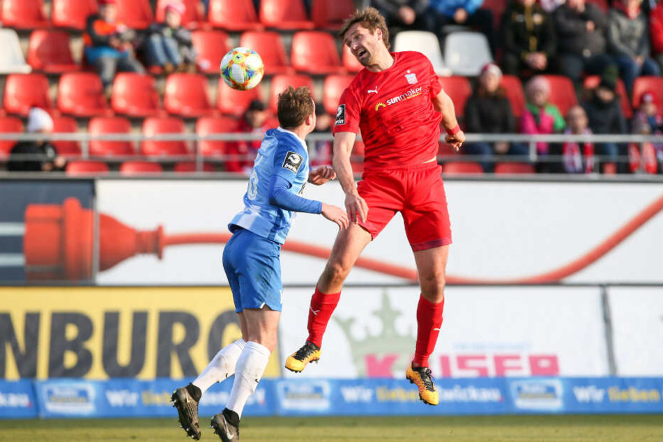 Ronny König (r., hier bei einem Kopfball vor Meppens Florian Egerer) ist fürs Kaiserslautern-Spiel gesperrt.