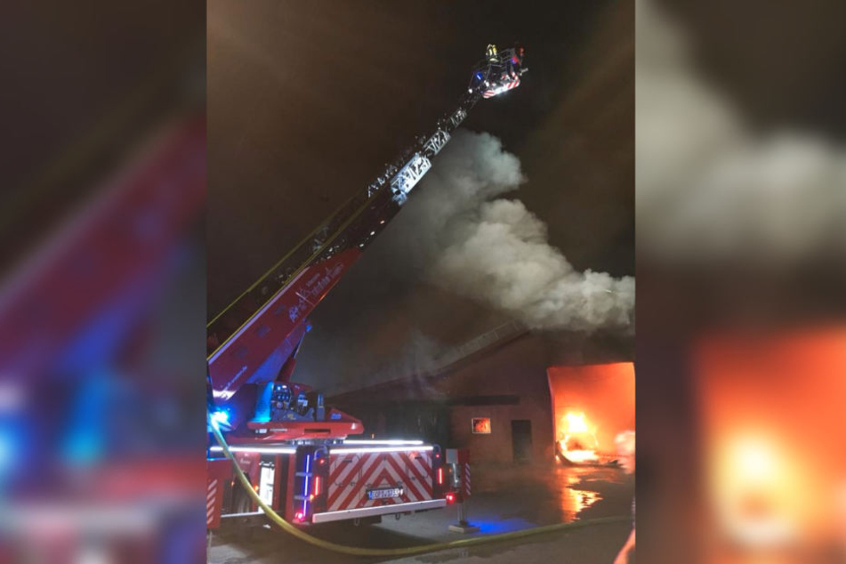 Auch von einer Drehleiter aus löschte die Feuerwehr.