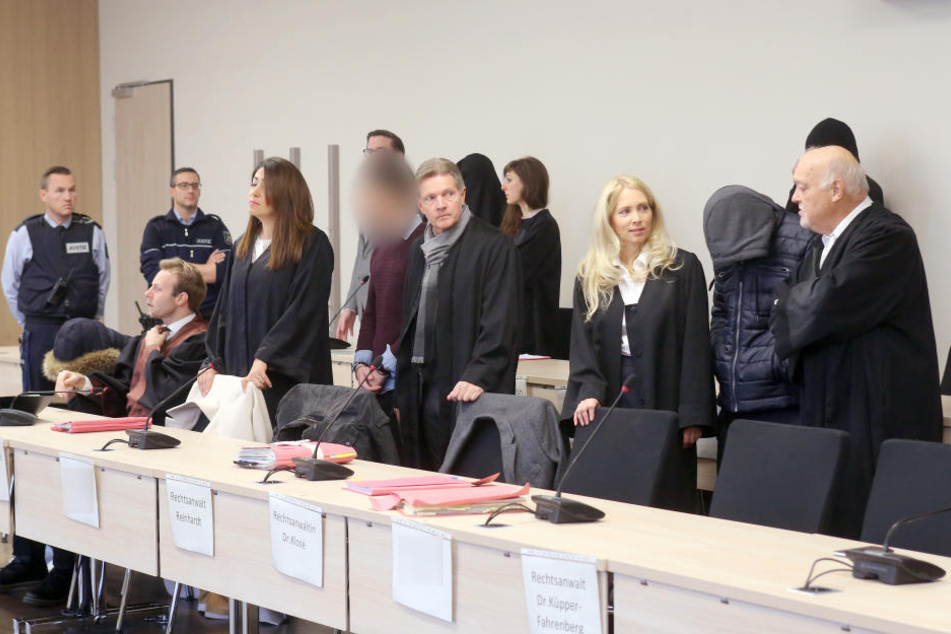 Die Angeklagten (verpixelt) vor Gericht in Essen.