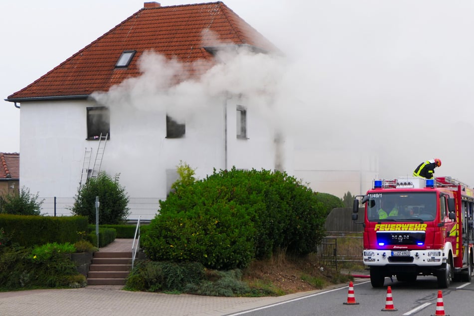 Hausbrand in Sachsen: Ersthelfer befreien Bewohner und ziehen Mann aus Gebäude