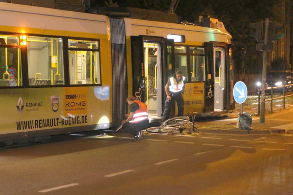 Die Unfallstelle wird vermessen und dokumentiert.