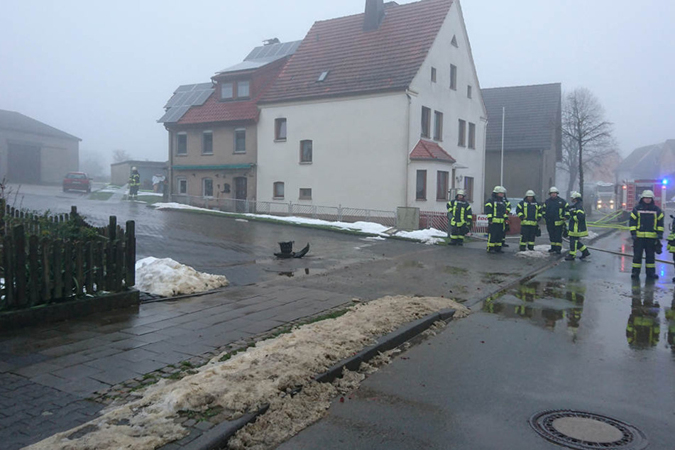 Über den Bauernhof und die Straße liefen die tausenden Liter Gülle.