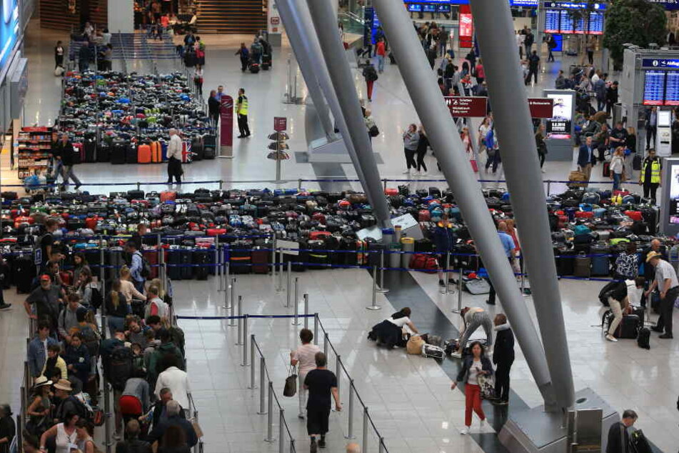 Aus der Luft ist gut zu sehen, wie viele Koffer sich derzeit im Flughafen stauen.
