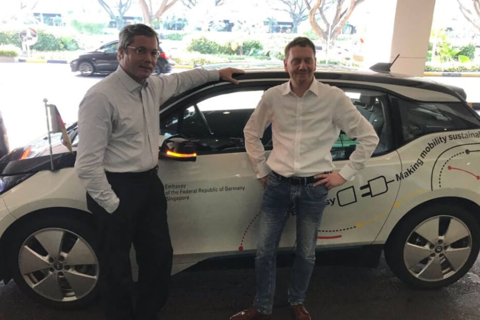 Schöne Überraschung am Flughafen. Der deutsche Botschafter Ulrich Sante (l.) holte Michael Kretschmer mit einem Elektro-BMW ab - gebaut in Sachsen.