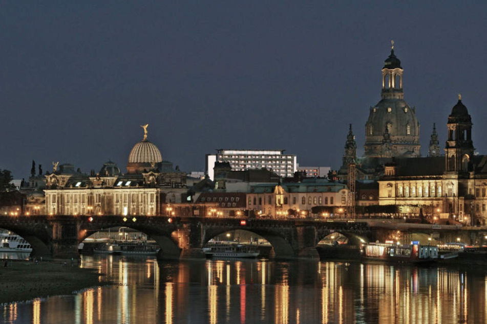 Mit ihrer Visualisierung zeigen die Stadtbild-Wächter wie das beleuchtete Hochhaus nach Sanierung im Stadtbild wirken könnte.