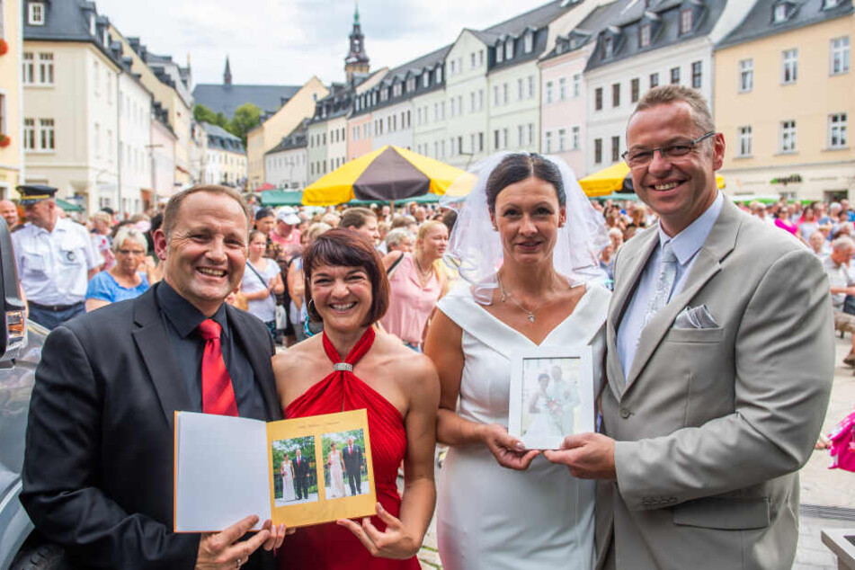 Herausforderer Andreas Franke (48, l.) und Ehefrau Mandy (39) freuen sich gemeinsam mit Bürgermeister Ingo Seifert (49) und Ehefrau Cindy (43).