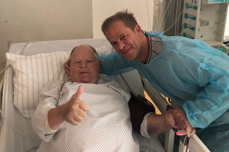 Im Krankenhaus zeigt sich Dieter Anfang gut gelaunt.