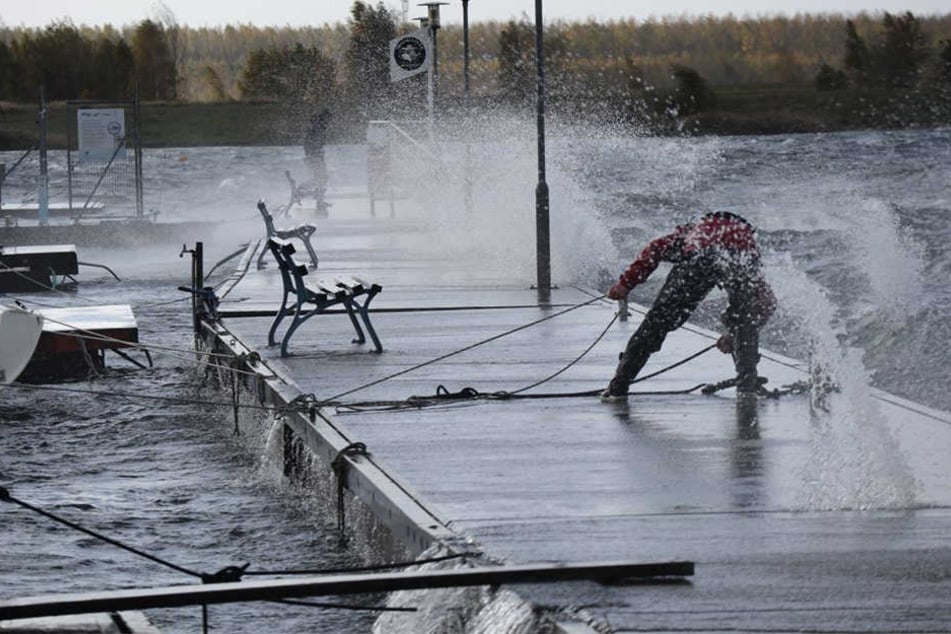 Am Leipziger Cospudener See versuchte man mit aller Kraft die Boot festzuziehen.