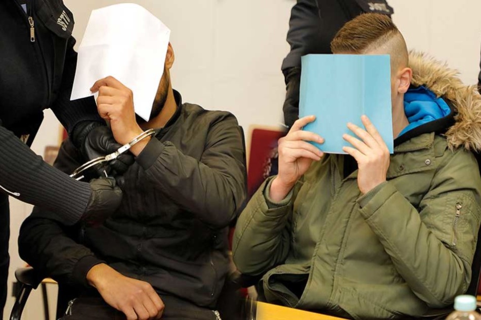 Obaida A. (21, l.) und Abedalmola T. (25) müssen sich seit Montag vorm Chemnitzer Landgericht wegen Totschlags verantworten.