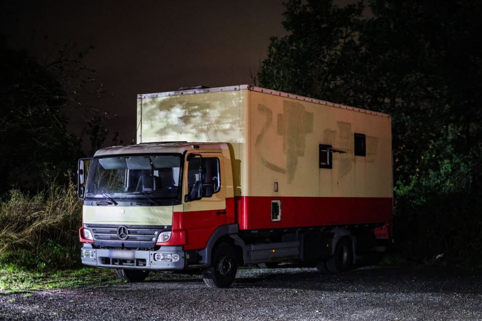 Der zu einem Wohnmobil umgebaute Lkw des Verdächtigen wurde auf einem Parkplatz gefunden.
