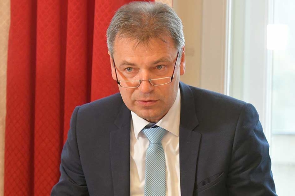 Kai Emanuel (50, parteilos), Landrat Nordsachsen, Verbandsvorsitzender des Mitteldeutschen Verkehrsverbundes.