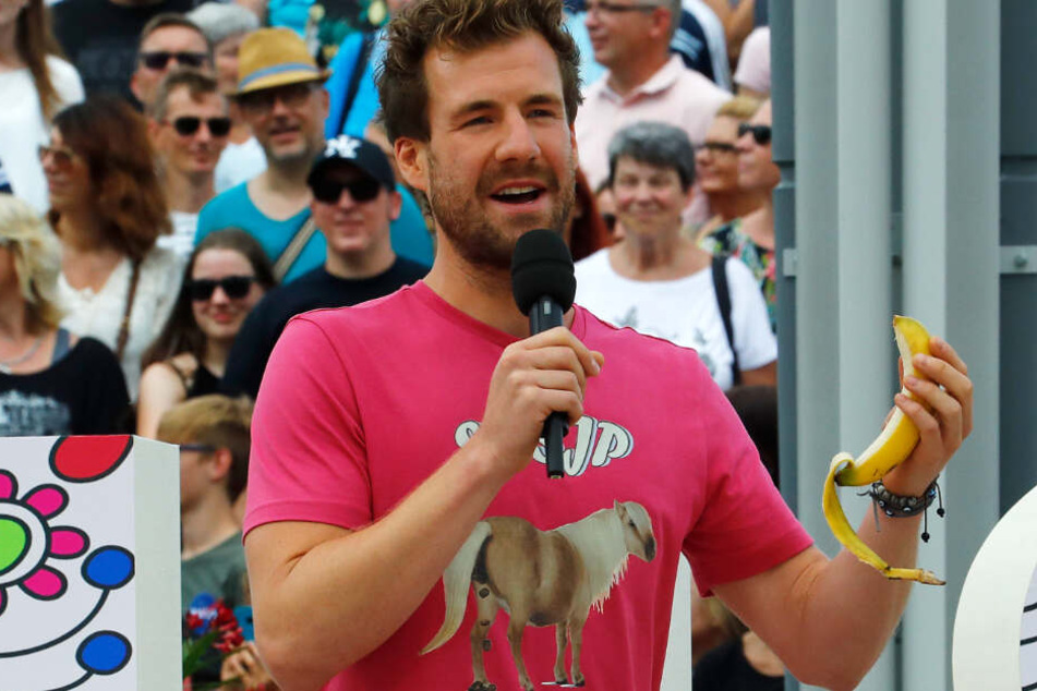 Luke Mockridge, Comedian, steht mit einer Banane in der Hand auf der Bühne des "ZDF-Fernsehgarten".