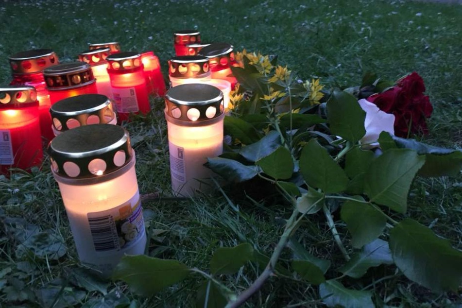 Familienangehörige des getöteten Mädchens stellten an dem Ort des Geschehens in einem Park Gedenkkerzen auf.