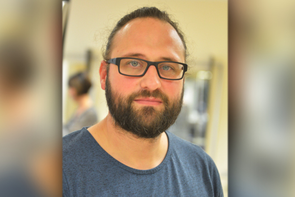 Friseurmeister Jörn Lüdecke (38) hat bereits einige Frisur-Unfälle erlebt. Er rät deshalb von "Haar-Selbstversuchen" im Lockdown ab.