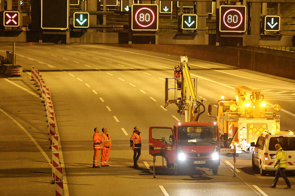 Am Elbtunnel wird für Bauarbeiten eine der vier Röhren für zwei Wochen gesperrt.