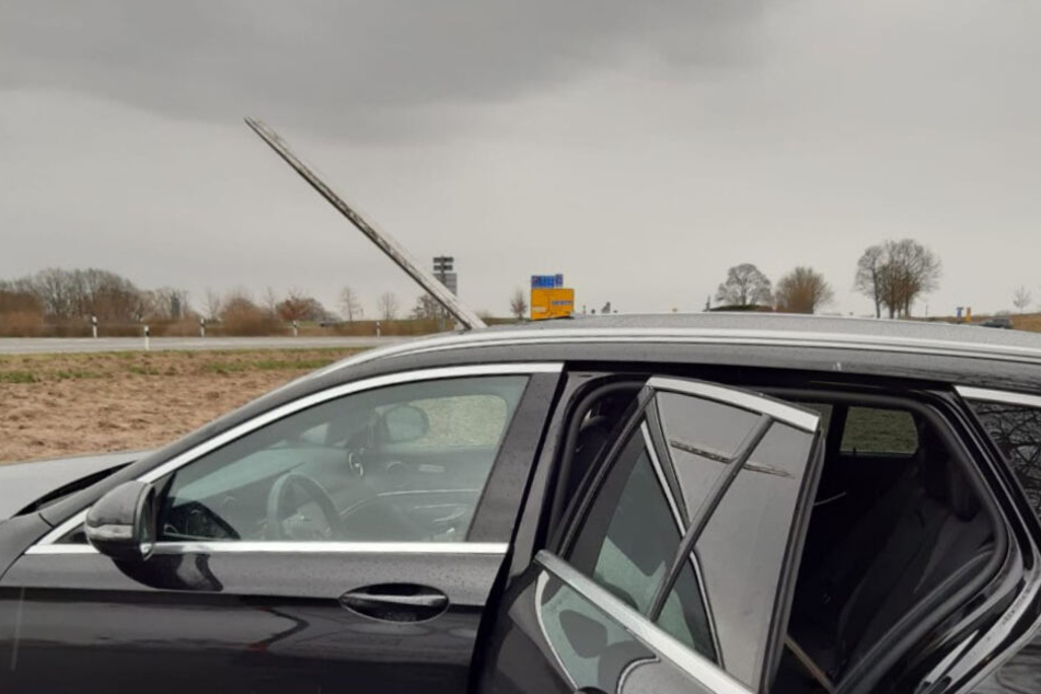 Das Glasdach des Autos wurde durchbohrt.