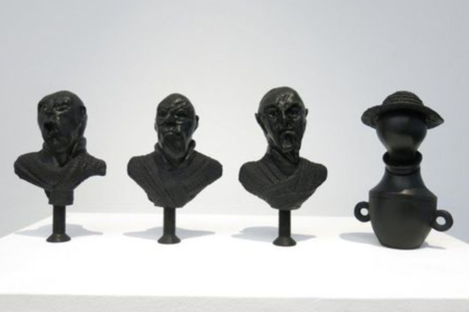 Die vier zueinander gehörenden Bronzefiguren "Skatspieler" wurden aus einer Dachgeschosswohnung in Berlin gestohlen.