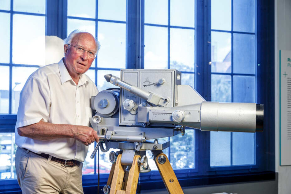 Dokumentarfilmer Ernst Hirsch (82) bedient die Stereo-Kamera seines Freundes Günter Peschke.