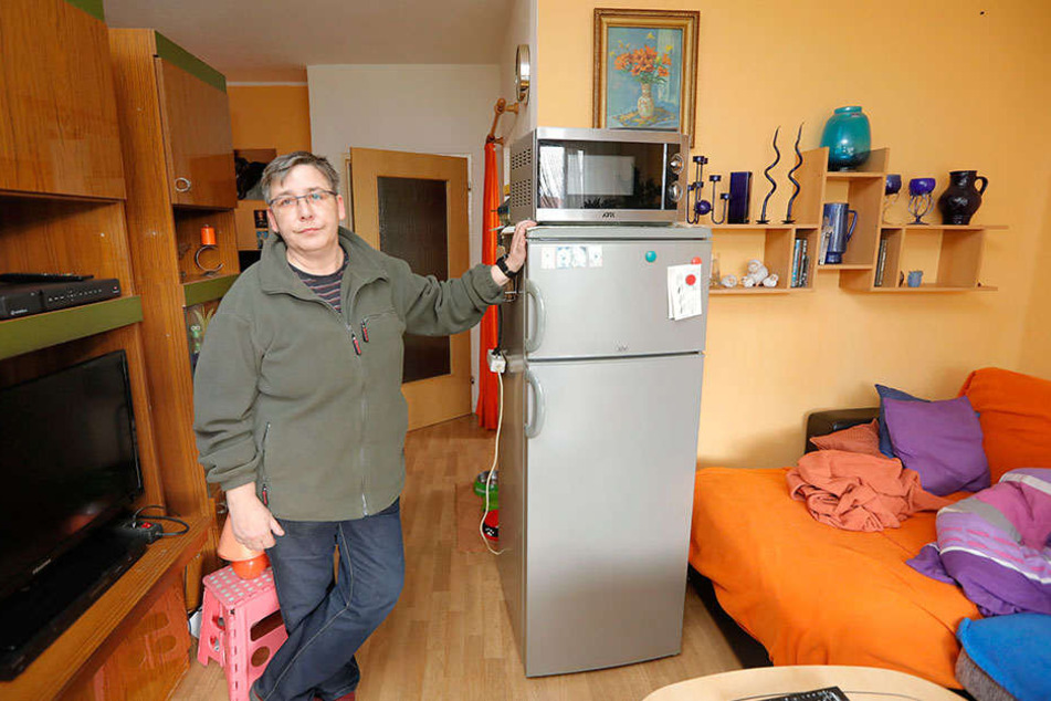 Das Schlafsofa rechts ist noch feucht, den Kühlschrank und die Mikrowelle konnte Sabine Schmidt (51) ins Wohnzimmer retten.