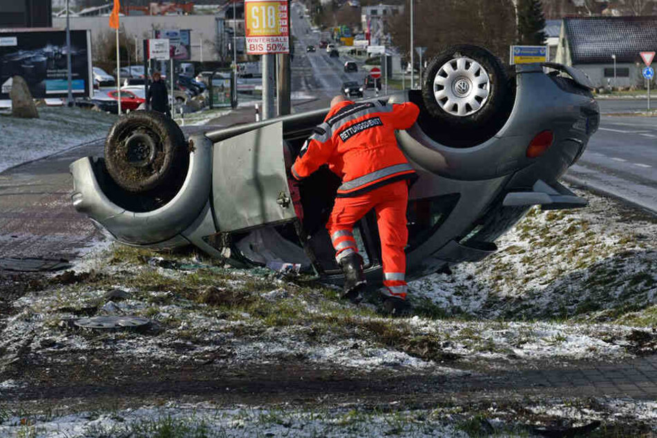 Der VW überschlug sich und blieb auf dem Dach liegen.