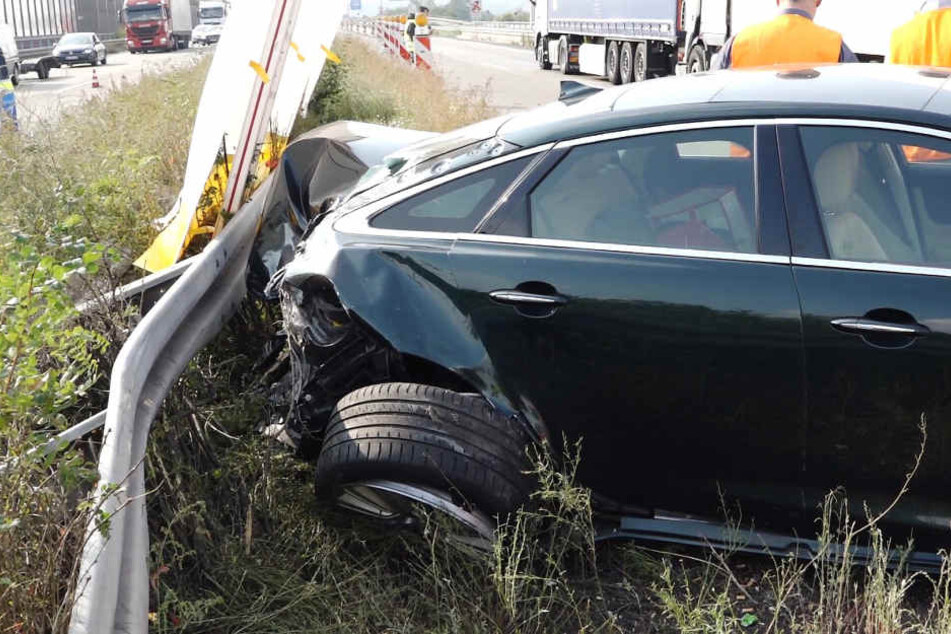 Der Fahrer des Autos sah den ankommenden Lkw und rettete sich in eine Lücke der Nebenfahrbahn.