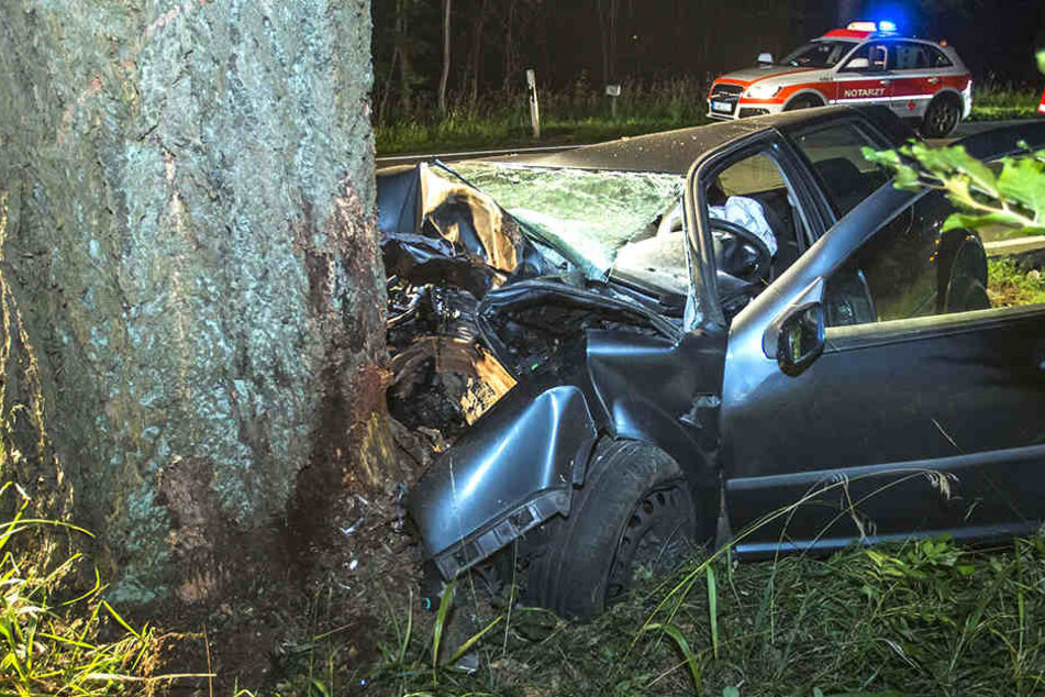 Der VW Golf wurde durch die Kollision zerstört.
