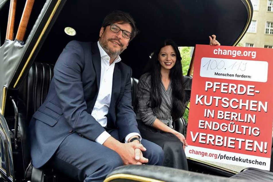 Petentin Julia Maier (r) hat in einer Elektrokutsche 100.119 Unterschriften an Dirk Behrendt (Bündnis 90/Die Grünen), Berliner Senator für Justiz, Verbraucherschutz und Antidiskriminierung, zu einem Pferdekutschenverbot in der Hauptstadt, übergeben