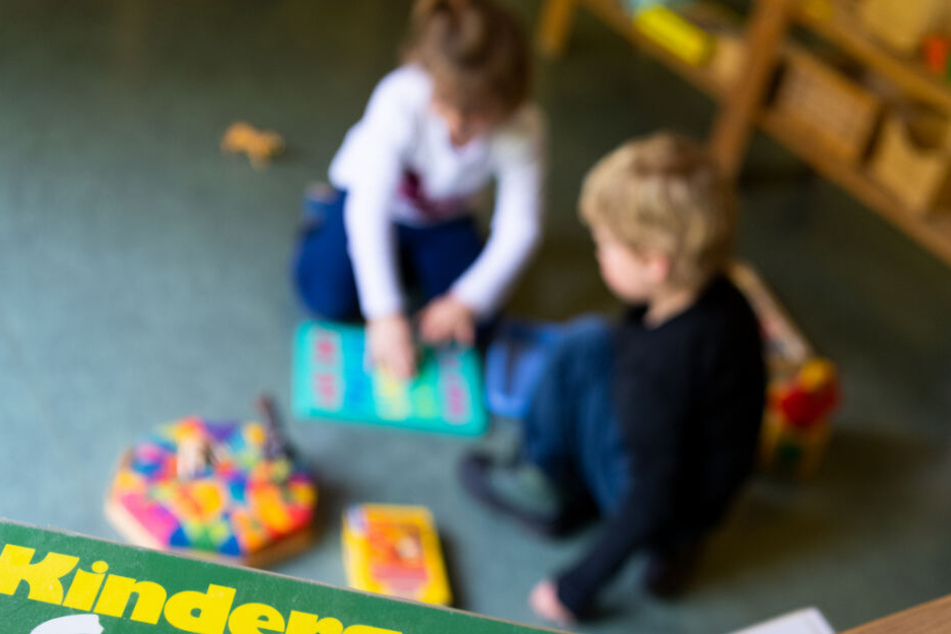 Die Kinder spielten zusammen, dann kletterte das Mädchen auf eine Kommode und öffnete ein Fenster. (Symbolbild)
