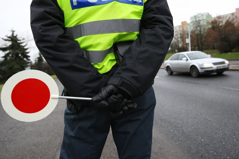 Ein Polizist bei einer Verkehrskontrolle. (Symbolbild)