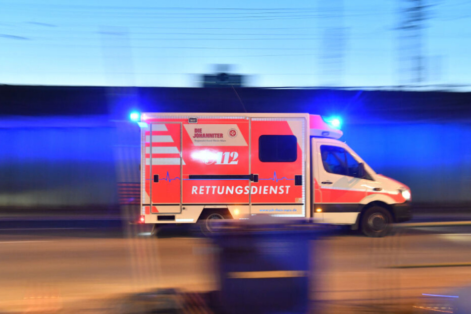 Der Rettungsdienst brachte den tödlich verletzten Fußballer ins Krankenhaus, doch hier starb er wenig später. (Symbolbild)