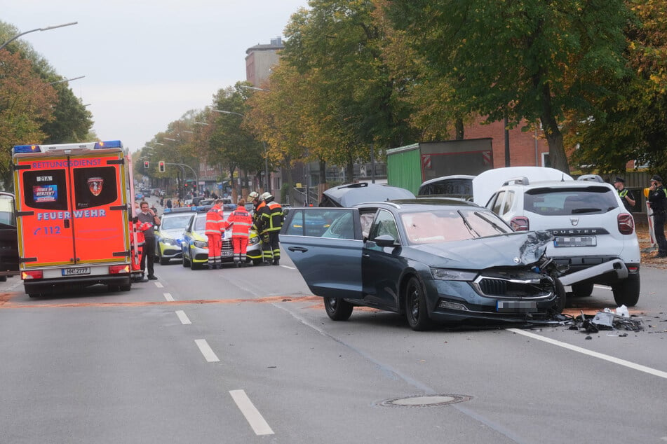 Bei einem Unfall in Hamburg-Horn wurden am Samstagmittag sechs Menschen verletzt. Unter den Verletzten war auch eine schwangere Frau.