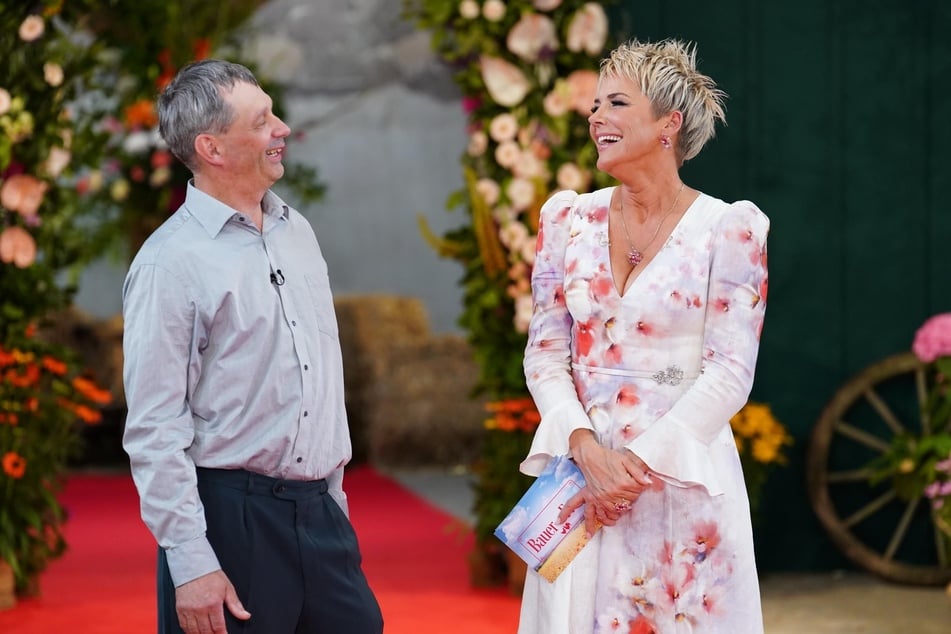 Mithilfe von Moderatorin Inka Bause (56) möchte Rinderzüchter Johann (60) bei "Bauer sucht Frau" eine neue Frau kennenlernen.