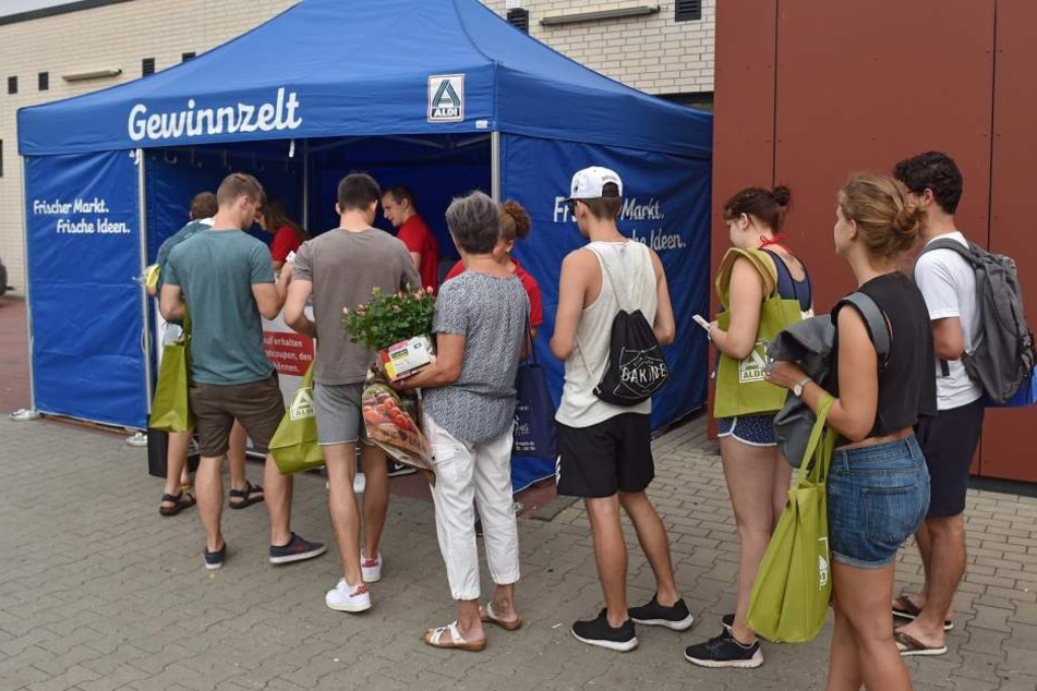 Wer es nicht in die ersten 100 geschafft hatte, konnte mit seinem Kassenzetteln am Zelt vor dem Markt trotzdem mit einer Losnummer gewinnen. Die Aktion läuft noch bis zum Abend.