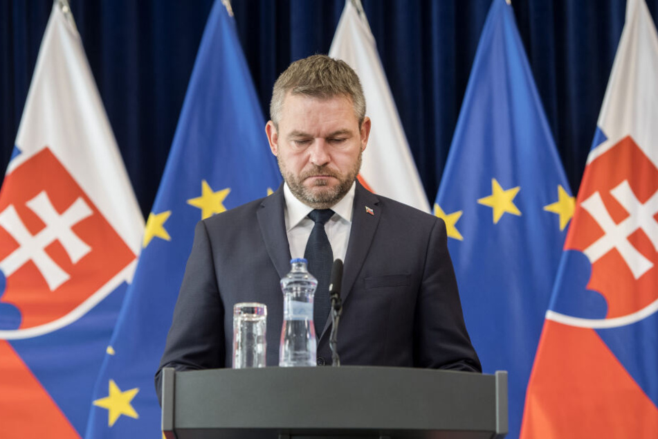Der slowakische Ministerpräsident Peter Pellegrini (44) ist wenige Tage vor der Parlamentswahl ins Krankenhaus eingeliefert worden.