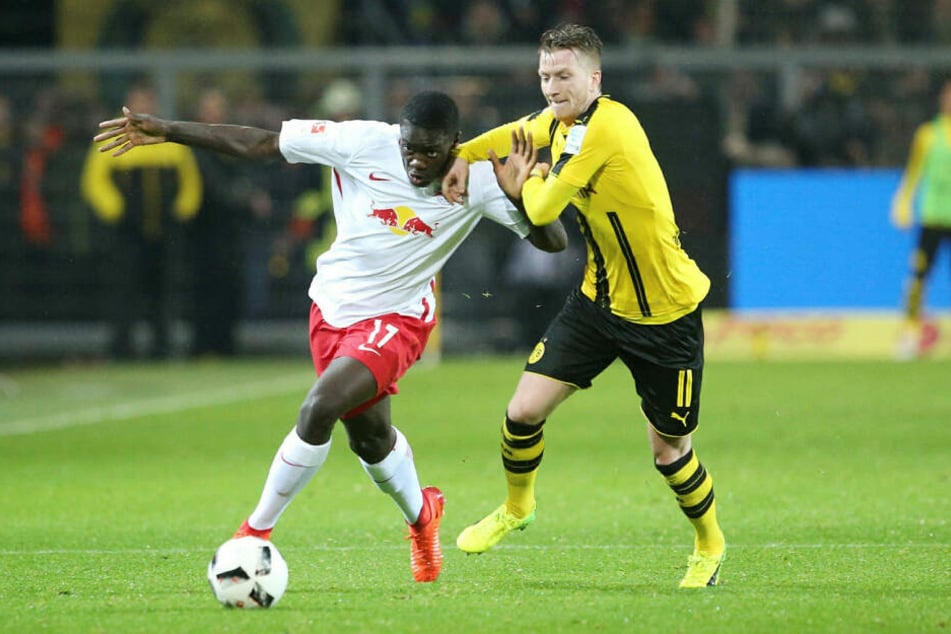 Sein erstes Spiel im RB-Dress absolvierte Dayot Upamecano (l., hier gegen Marco Reus) beim 0:1 in Dortmund am 4. Februar 2017.