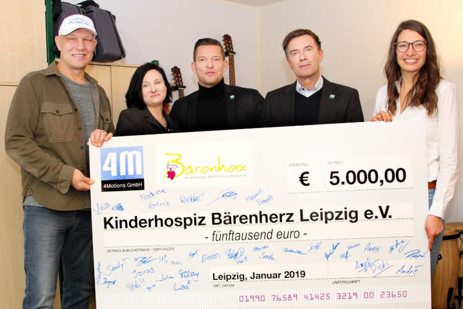 "4Motions"-Chef Jürgen Rohr (2.v.r.) sammelte gemeinsam mit seinen Mitarbeitern und Unternehmer Patrick Hähle (3.v.l.) fleißig Spenden, die nun dem Kinderhospiz südlich von Leipzig zugute kommen.